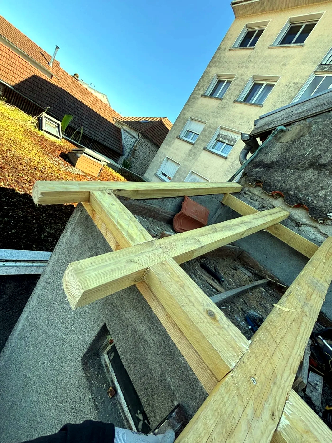 Charpente en bois neuve en cours de montage