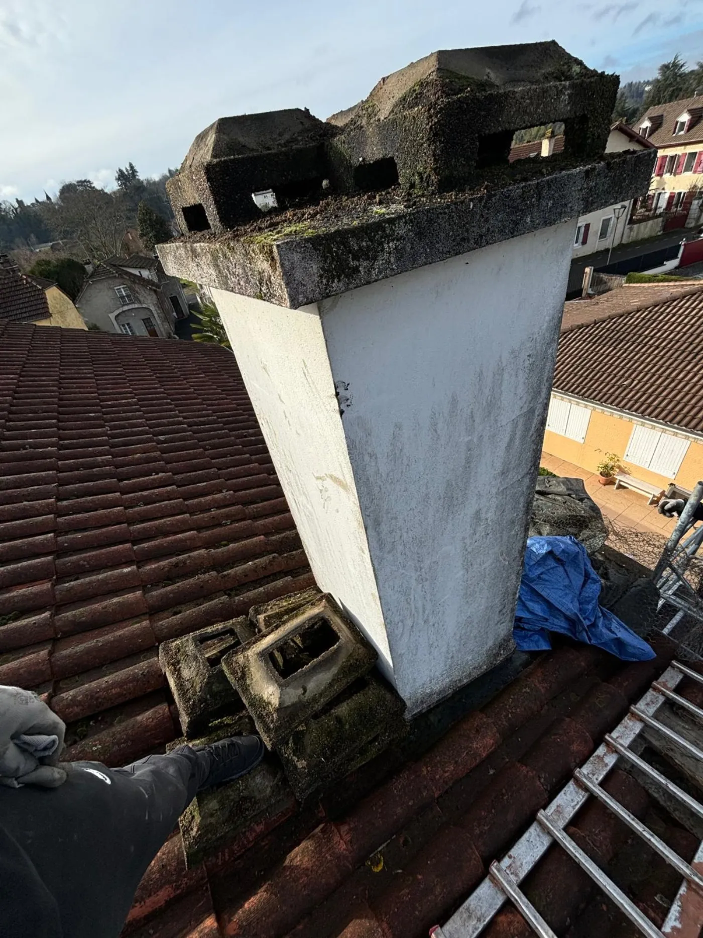 Souche de cheminée moussue avant reprise du solin