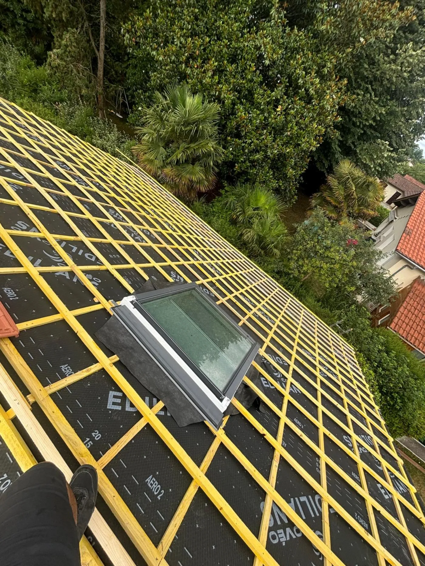 Liteaunage neuf et écran de sous-toiture autour d'un velux, vue plongeante