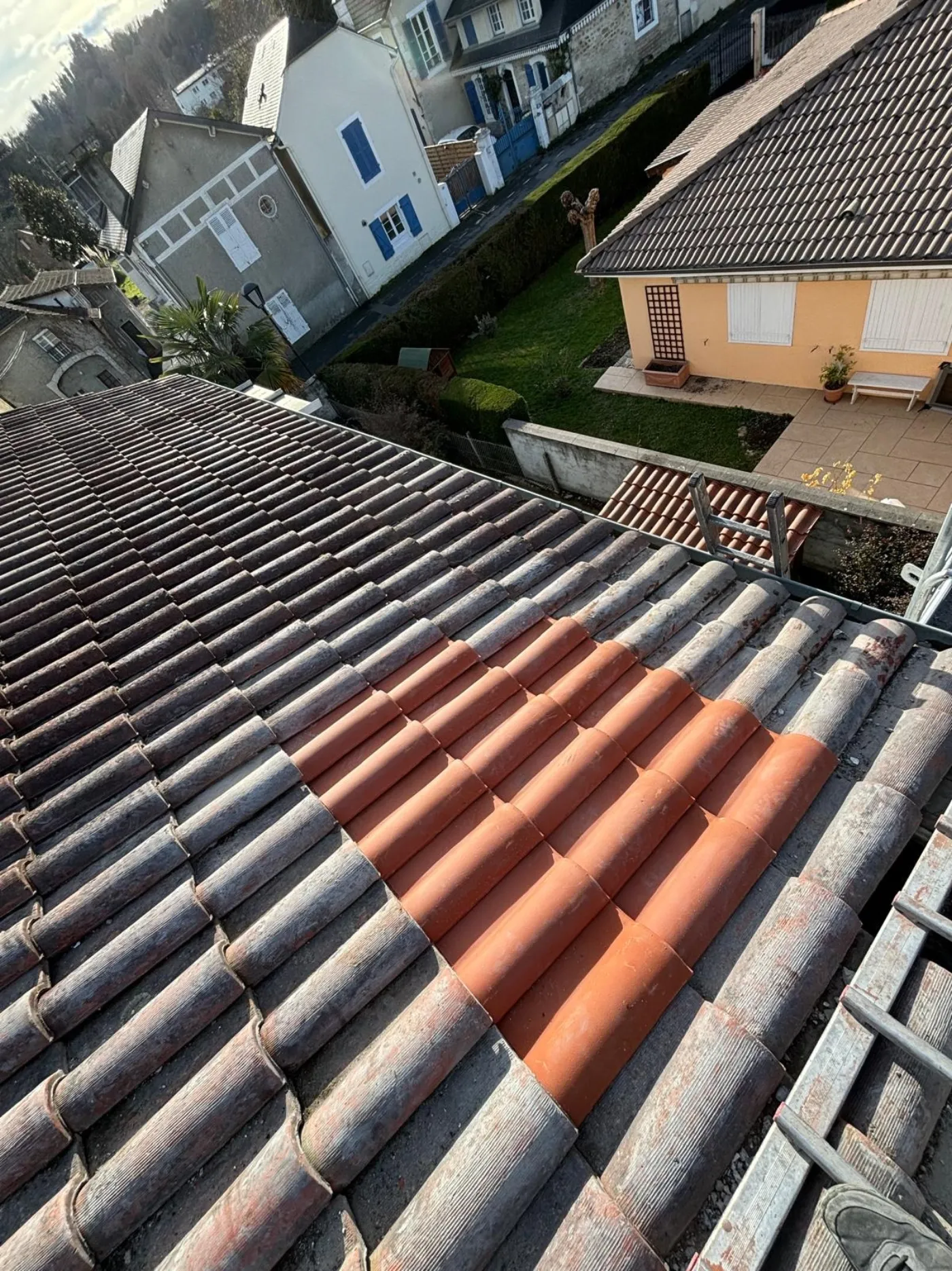 Zone de tuiles neuves au milieu d'une couverture ancienne