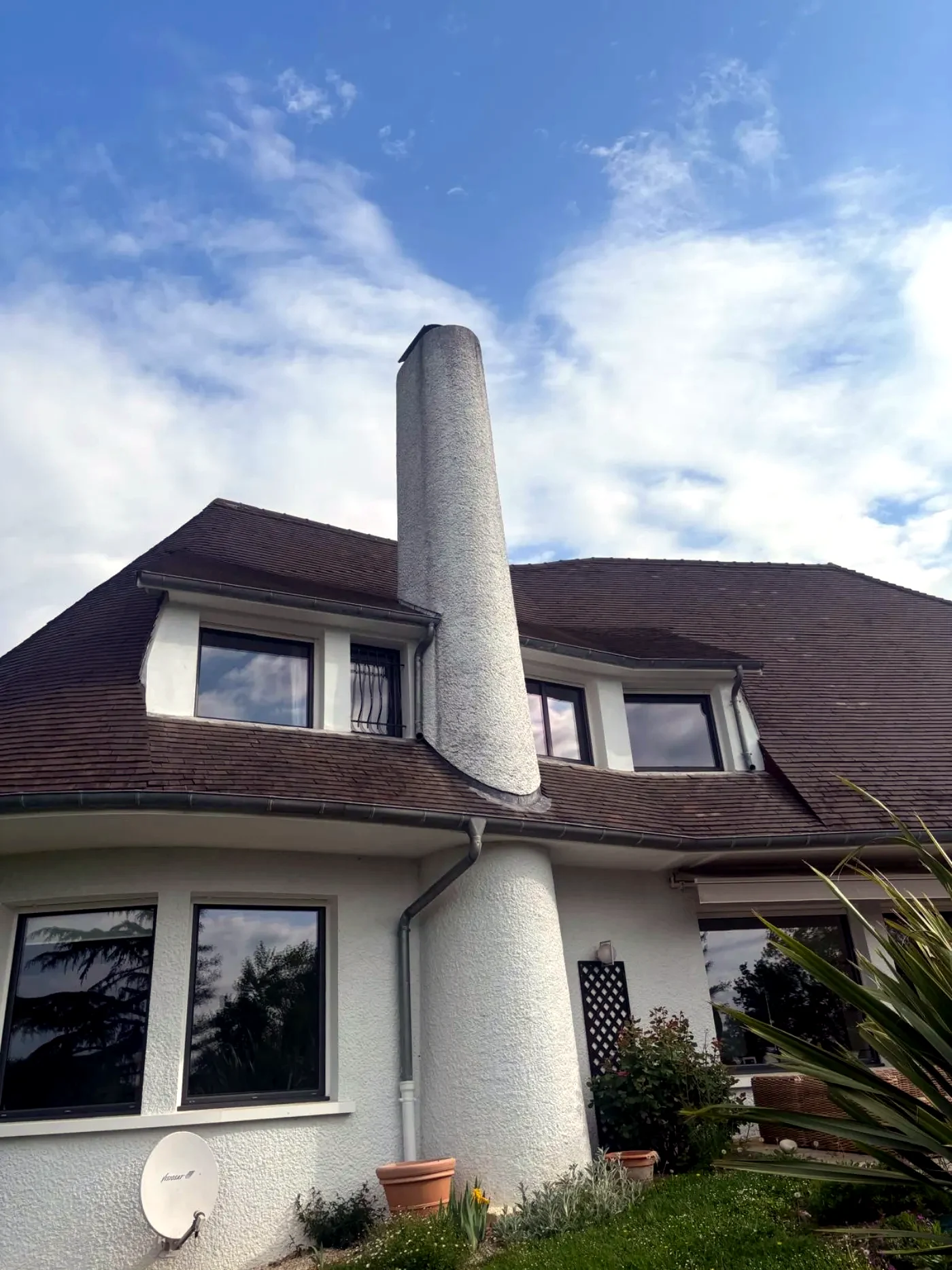 Villa blanche à la toiture terminée