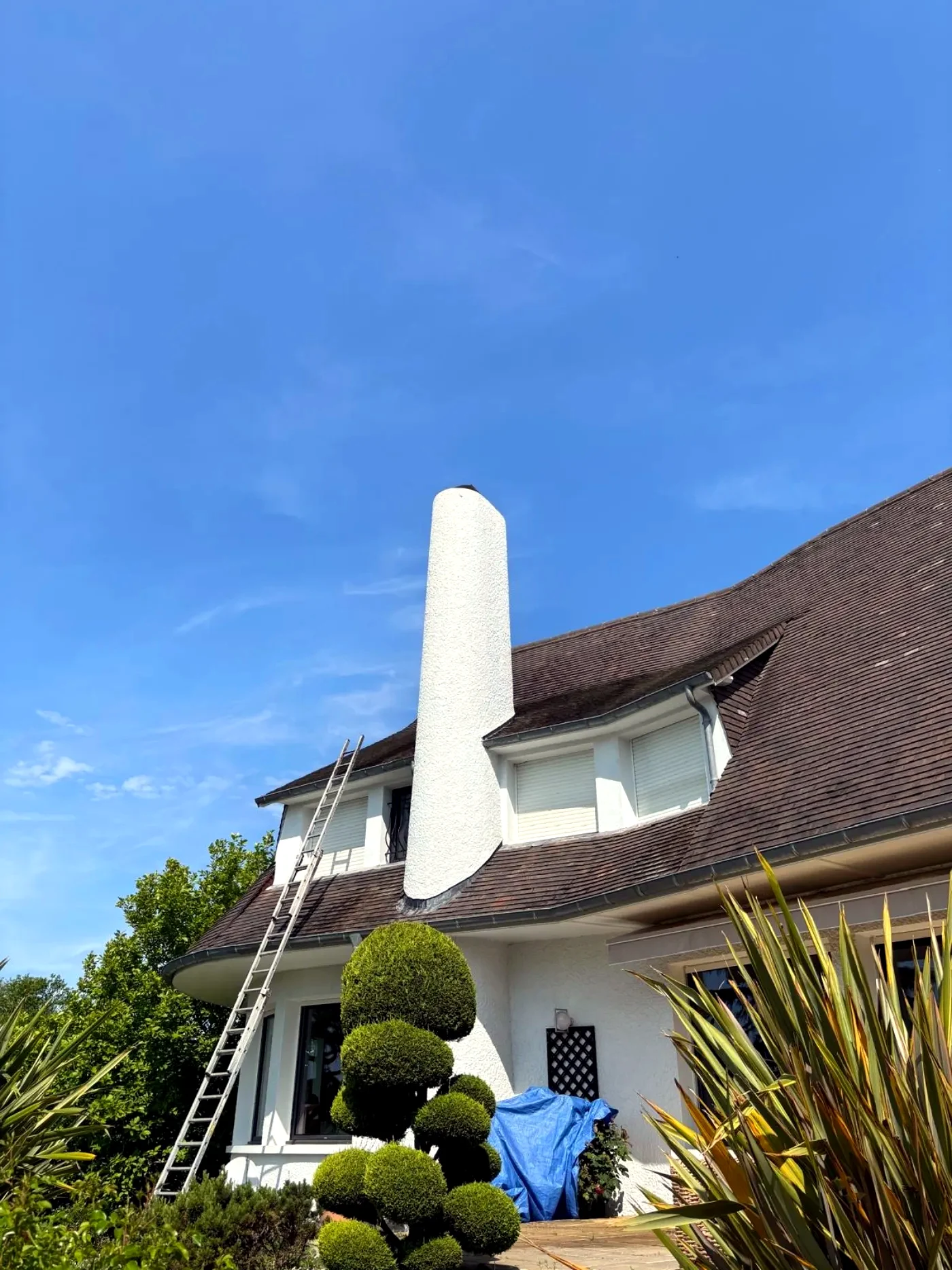 Villa avec échelles posées pour un chantier de toiture